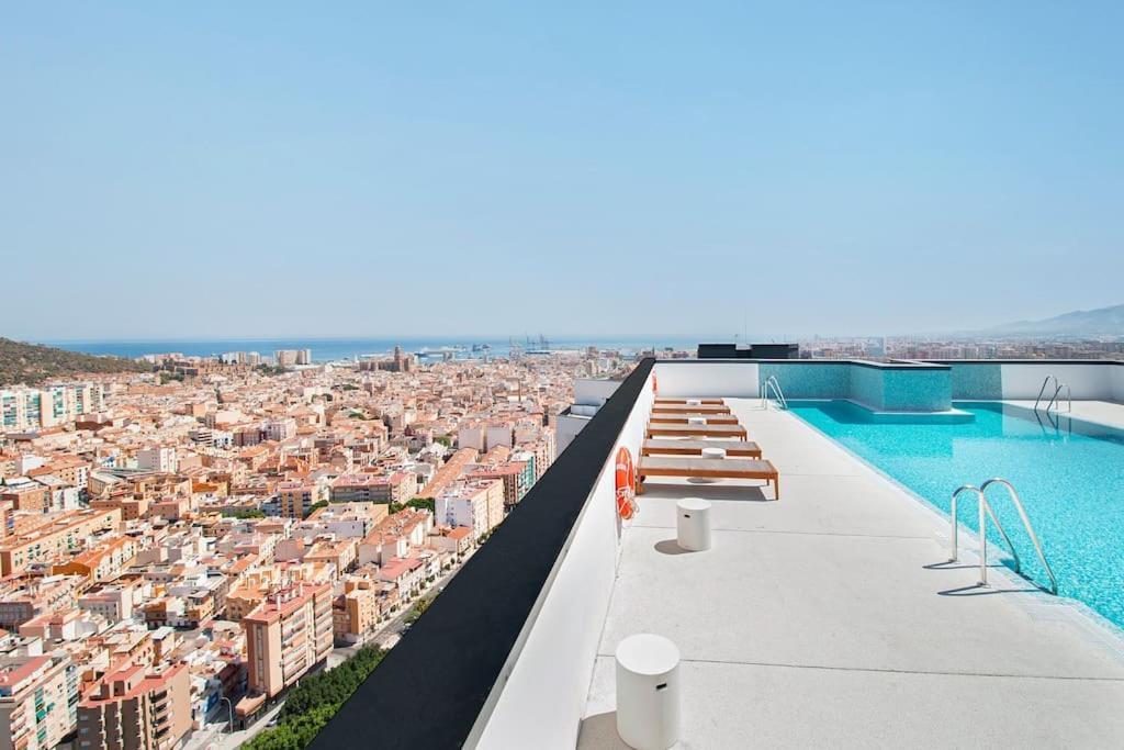 Apartment Urban Jungle In Center, 18th Floor, Rooftop Pool, Free Parking Málaga
